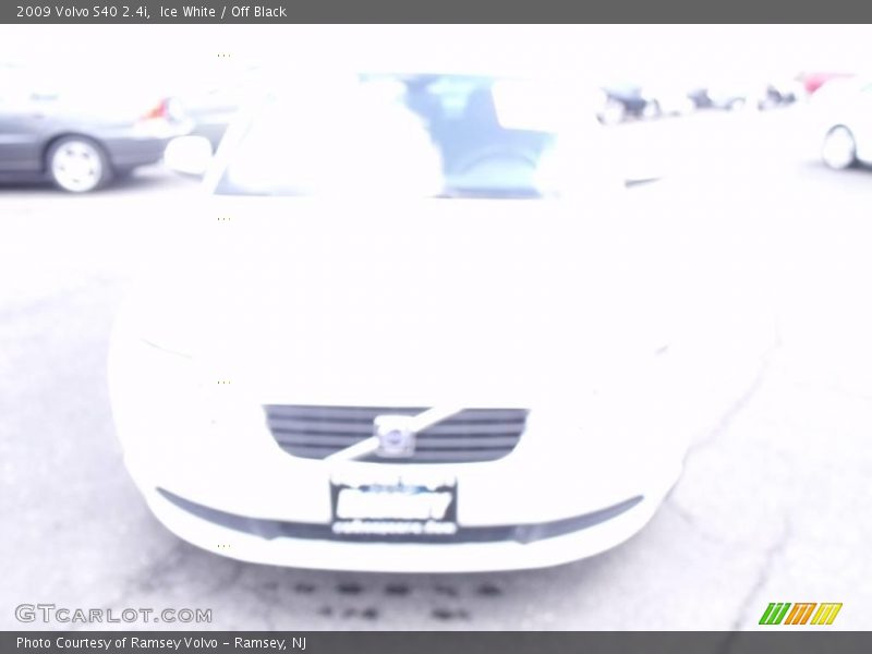 Ice White / Off Black 2009 Volvo S40 2.4i