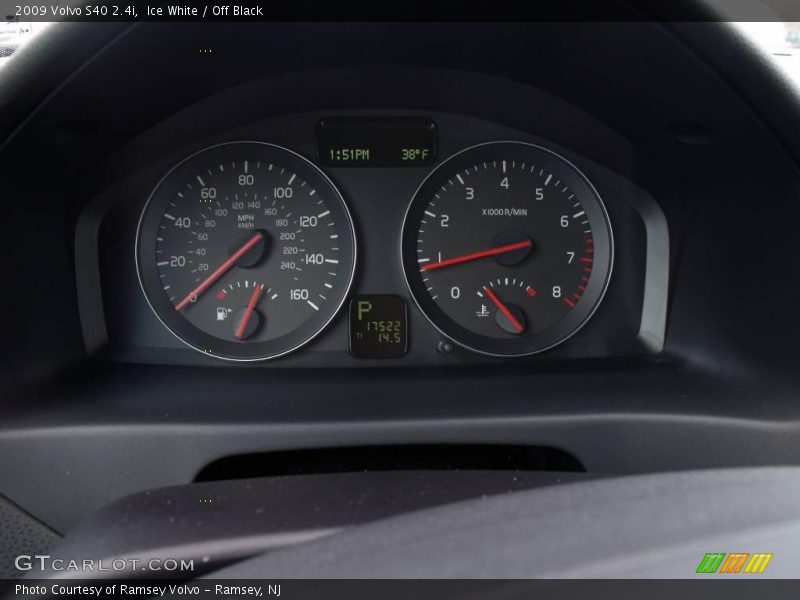 Ice White / Off Black 2009 Volvo S40 2.4i