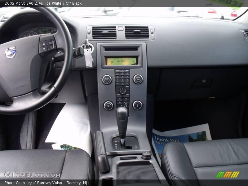 Ice White / Off Black 2009 Volvo S40 2.4i