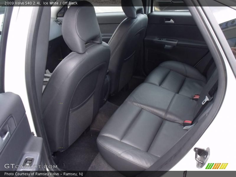 Ice White / Off Black 2009 Volvo S40 2.4i