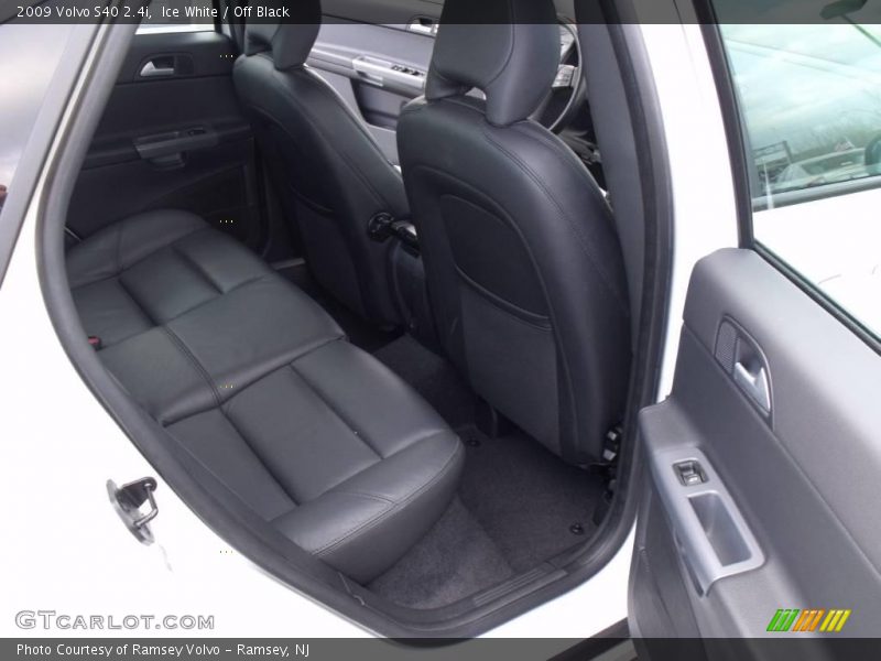 Ice White / Off Black 2009 Volvo S40 2.4i