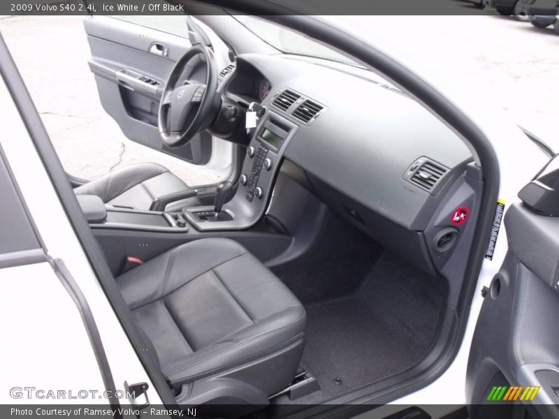 Ice White / Off Black 2009 Volvo S40 2.4i