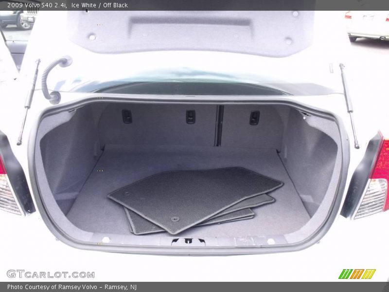 Ice White / Off Black 2009 Volvo S40 2.4i