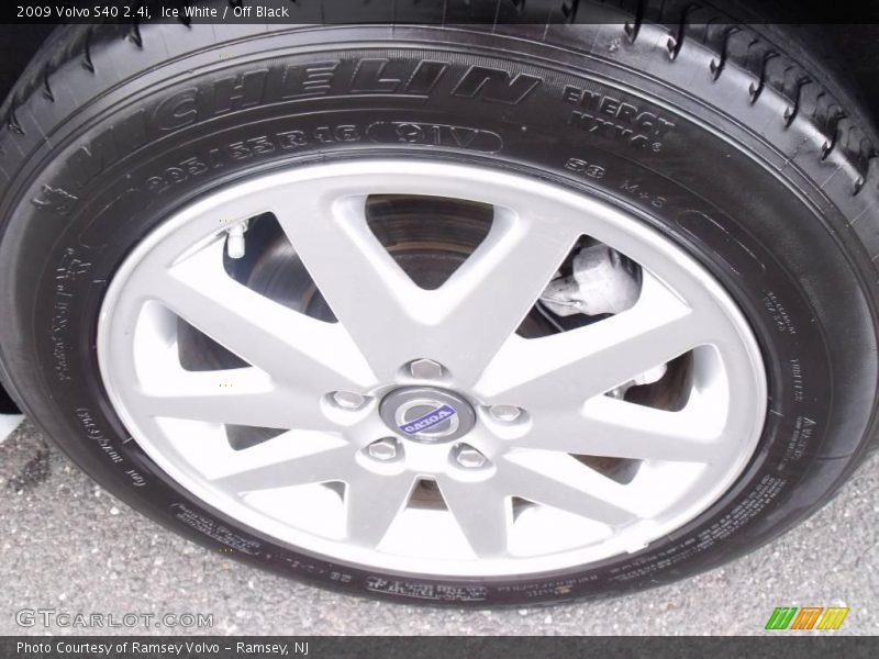 Ice White / Off Black 2009 Volvo S40 2.4i