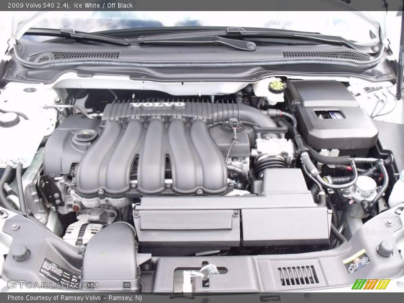Ice White / Off Black 2009 Volvo S40 2.4i