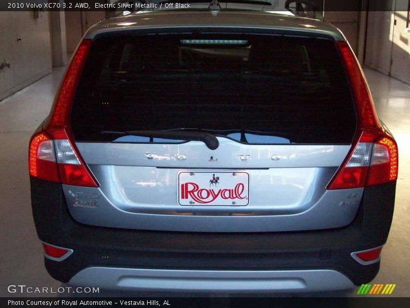 Electric Silver Metallic / Off Black 2010 Volvo XC70 3.2 AWD