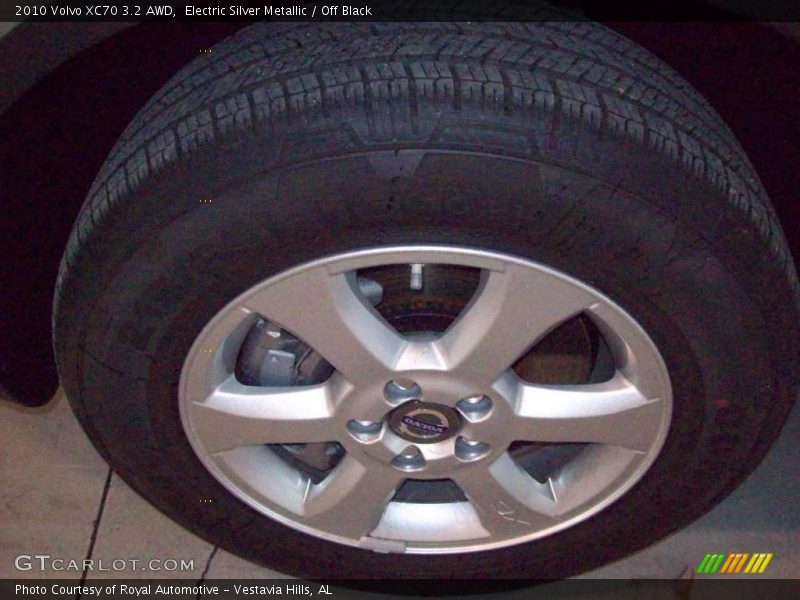 Electric Silver Metallic / Off Black 2010 Volvo XC70 3.2 AWD