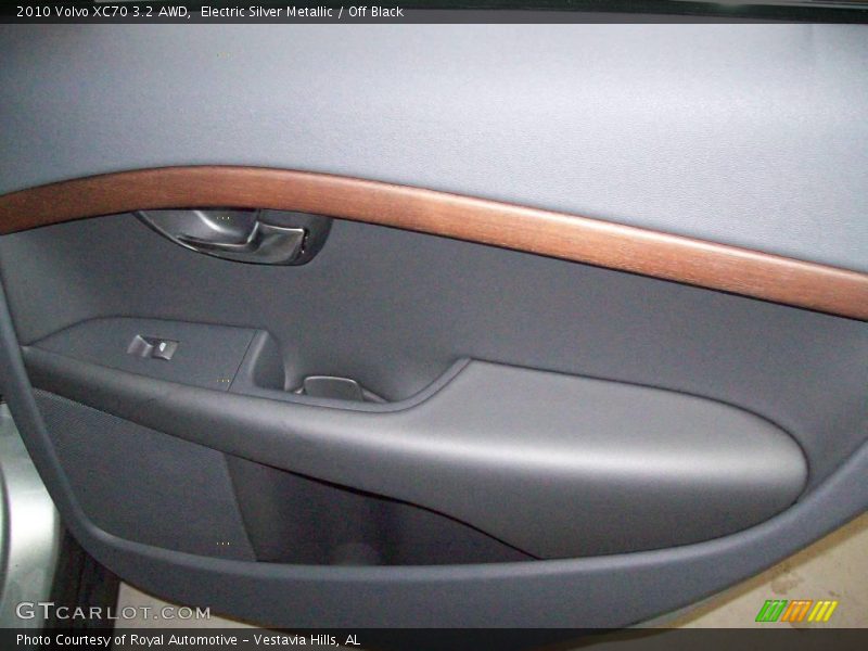 Electric Silver Metallic / Off Black 2010 Volvo XC70 3.2 AWD