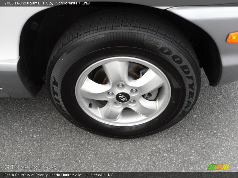 Nordic White / Gray 2005 Hyundai Santa Fe GLS