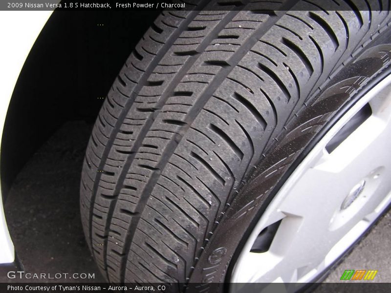 Fresh Powder / Charcoal 2009 Nissan Versa 1.8 S Hatchback