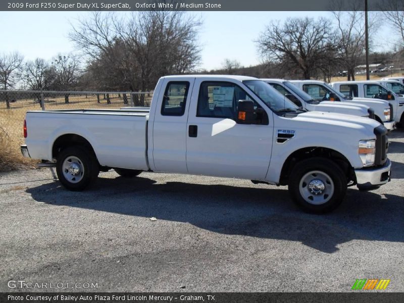 Oxford White / Medium Stone 2009 Ford F250 Super Duty XL SuperCab