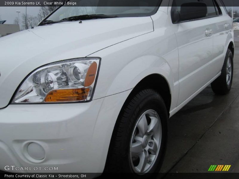 Clear White / Beige 2009 Kia Sorento LX
