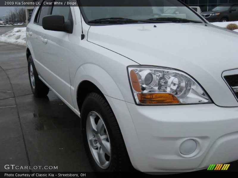 Clear White / Beige 2009 Kia Sorento LX