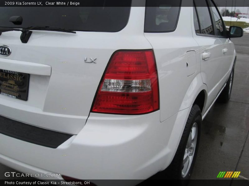 Clear White / Beige 2009 Kia Sorento LX
