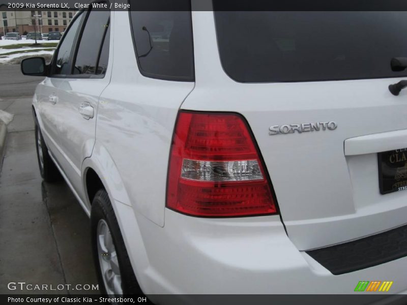 Clear White / Beige 2009 Kia Sorento LX