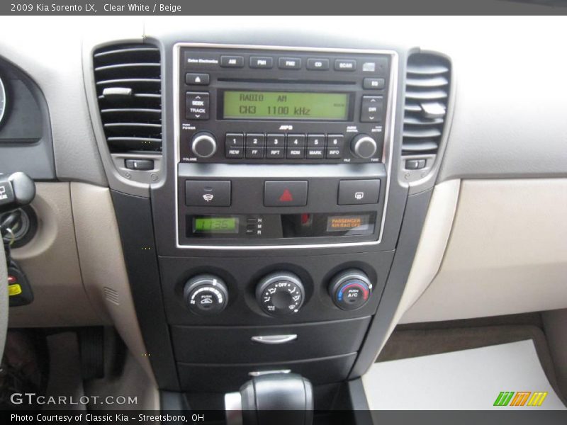 Clear White / Beige 2009 Kia Sorento LX