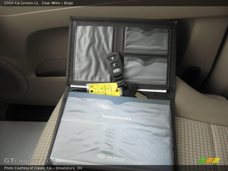 Clear White / Beige 2009 Kia Sorento LX