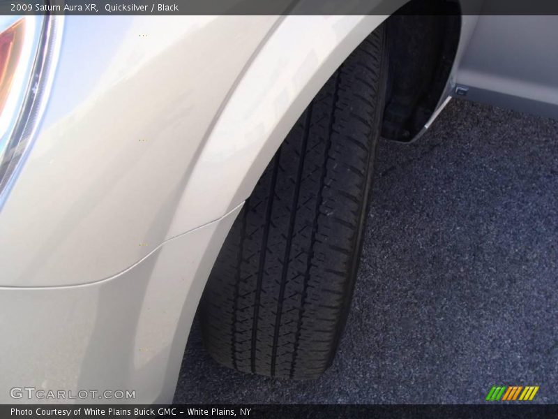 Quicksilver / Black 2009 Saturn Aura XR
