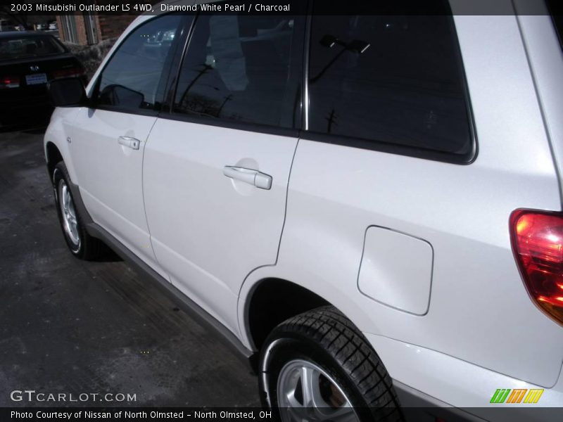 Diamond White Pearl / Charcoal 2003 Mitsubishi Outlander LS 4WD
