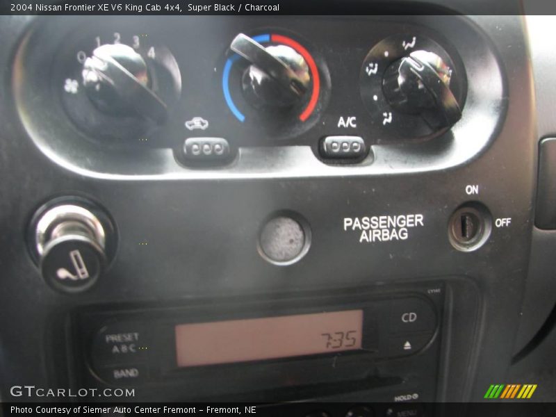 Super Black / Charcoal 2004 Nissan Frontier XE V6 King Cab 4x4