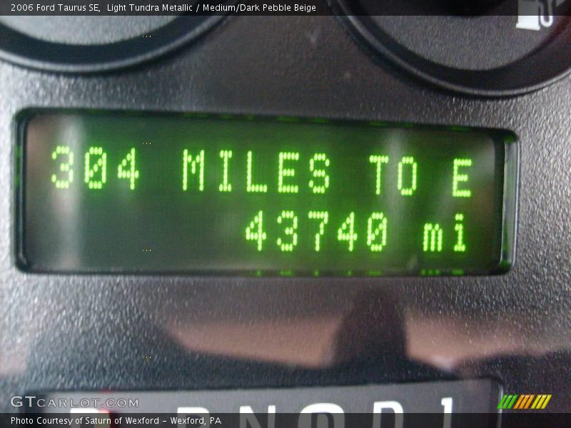 Light Tundra Metallic / Medium/Dark Pebble Beige 2006 Ford Taurus SE
