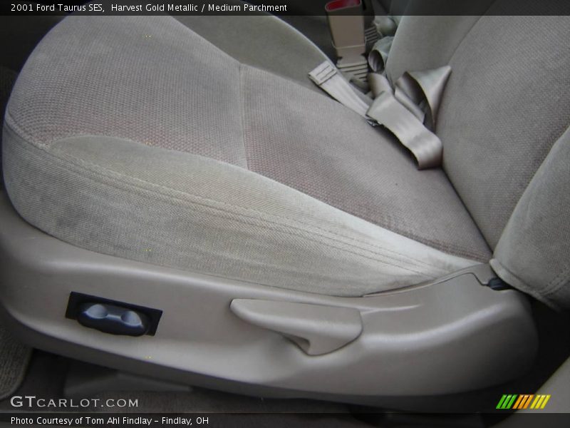 Harvest Gold Metallic / Medium Parchment 2001 Ford Taurus SES
