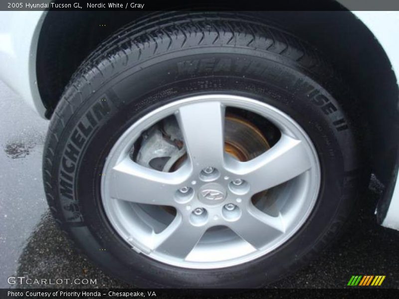 Nordic White / Gray 2005 Hyundai Tucson GL