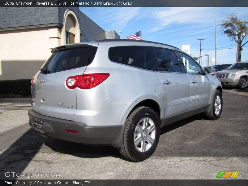 Silver Ice Metallic / Dark Gray/Light Gray 2009 Chevrolet Traverse LT