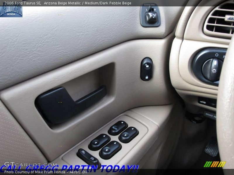 Arizona Beige Metallic / Medium/Dark Pebble Beige 2006 Ford Taurus SE