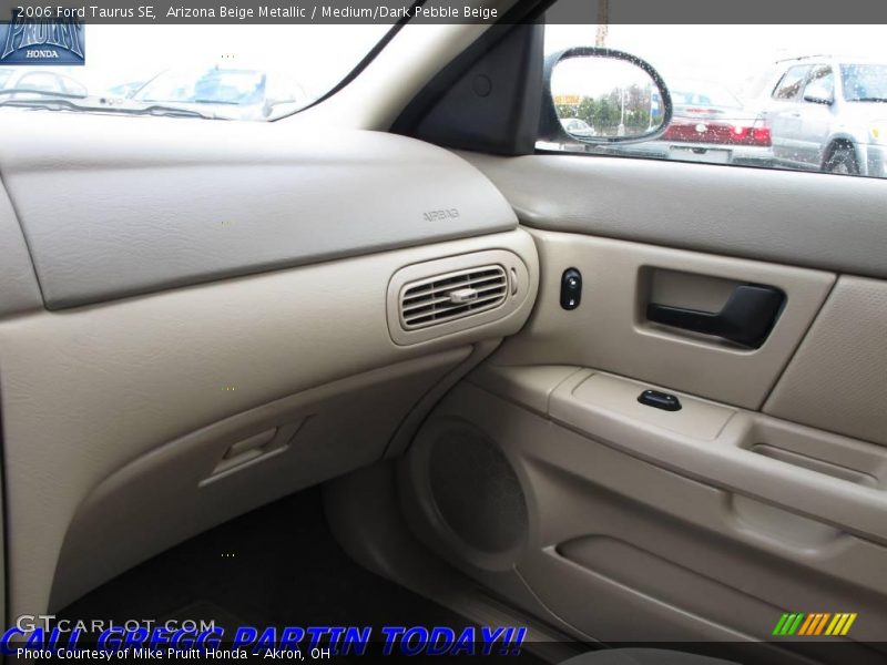 Arizona Beige Metallic / Medium/Dark Pebble Beige 2006 Ford Taurus SE