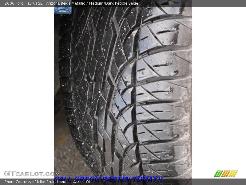 Arizona Beige Metallic / Medium/Dark Pebble Beige 2006 Ford Taurus SE