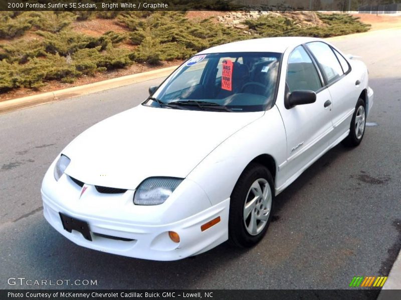Bright White / Graphite 2000 Pontiac Sunfire SE Sedan