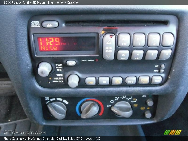 Bright White / Graphite 2000 Pontiac Sunfire SE Sedan