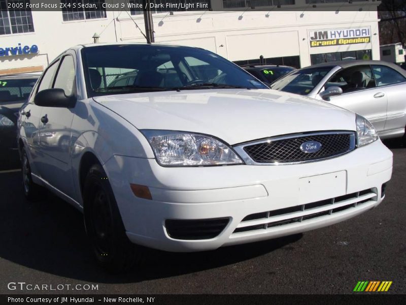 Cloud 9 White / Dark Flint/Light Flint 2005 Ford Focus ZX4 S Sedan