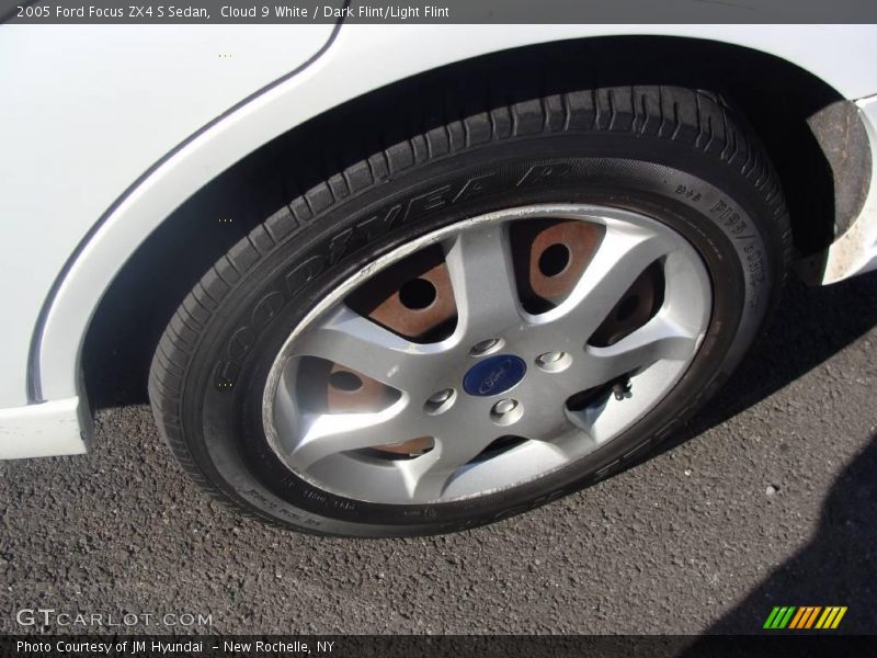 Cloud 9 White / Dark Flint/Light Flint 2005 Ford Focus ZX4 S Sedan