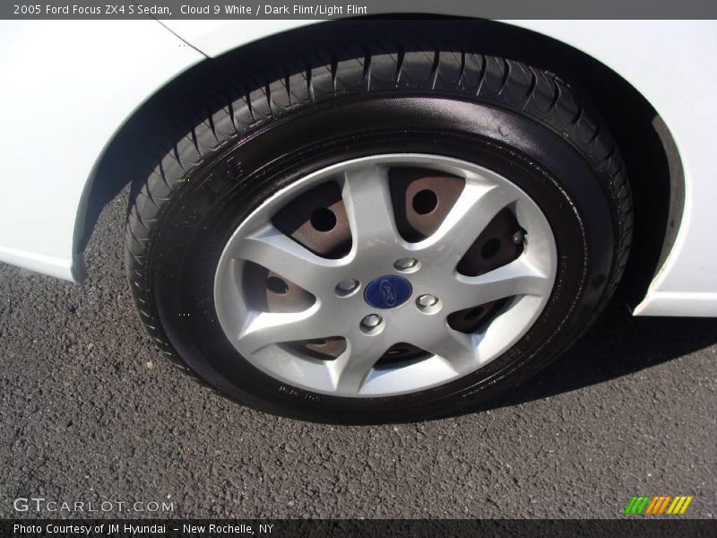 Cloud 9 White / Dark Flint/Light Flint 2005 Ford Focus ZX4 S Sedan