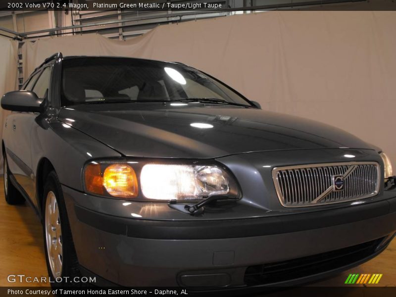 Platinum Green Metallic / Taupe/Light Taupe 2002 Volvo V70 2.4 Wagon