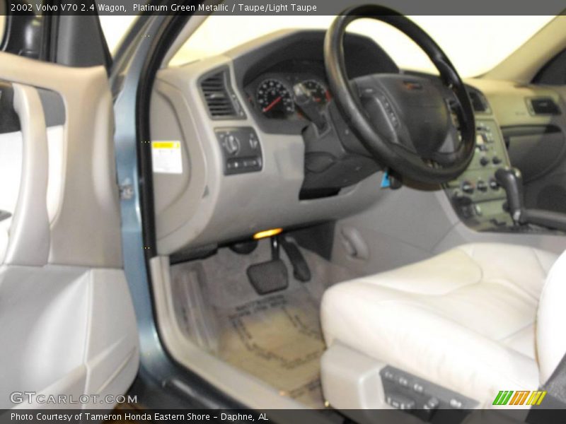 Platinum Green Metallic / Taupe/Light Taupe 2002 Volvo V70 2.4 Wagon