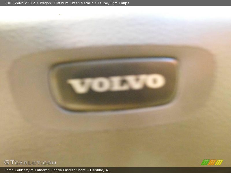 Platinum Green Metallic / Taupe/Light Taupe 2002 Volvo V70 2.4 Wagon