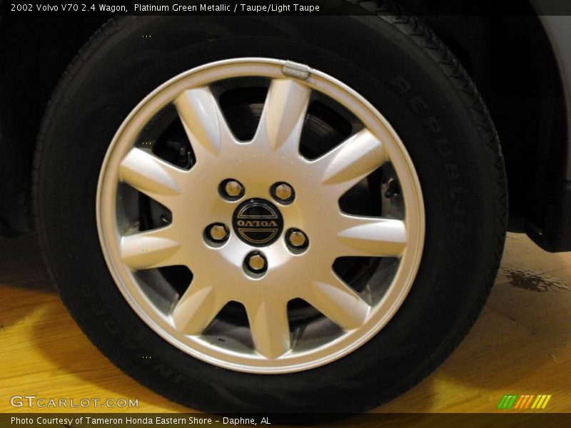 Platinum Green Metallic / Taupe/Light Taupe 2002 Volvo V70 2.4 Wagon