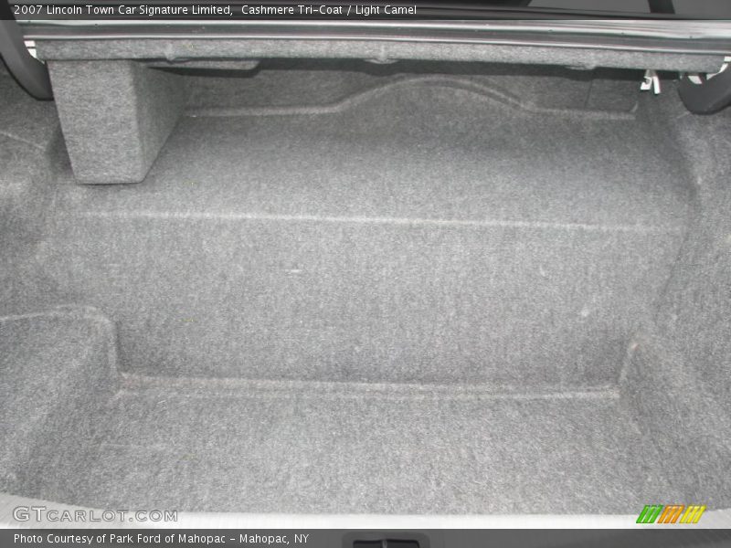 Cashmere Tri-Coat / Light Camel 2007 Lincoln Town Car Signature Limited