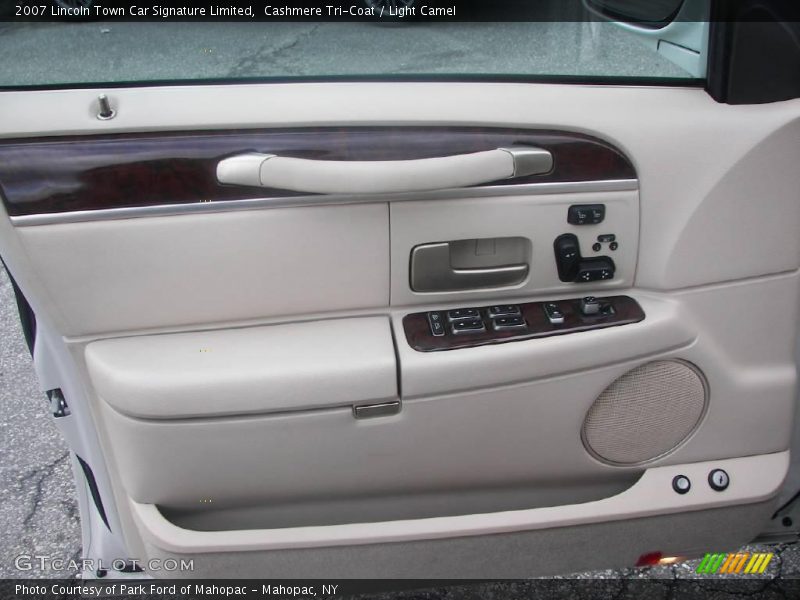 Cashmere Tri-Coat / Light Camel 2007 Lincoln Town Car Signature Limited