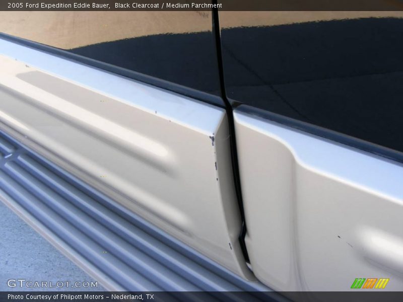 Black Clearcoat / Medium Parchment 2005 Ford Expedition Eddie Bauer