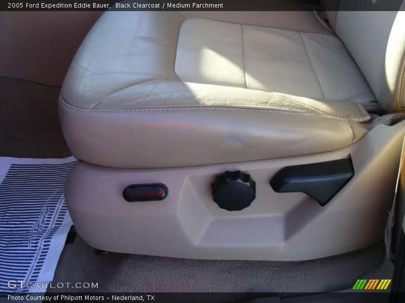 Black Clearcoat / Medium Parchment 2005 Ford Expedition Eddie Bauer