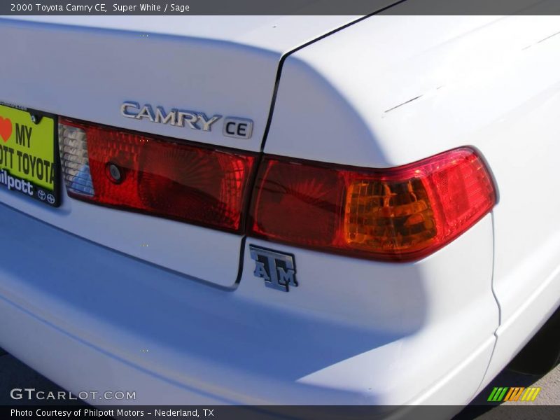 Super White / Sage 2000 Toyota Camry CE