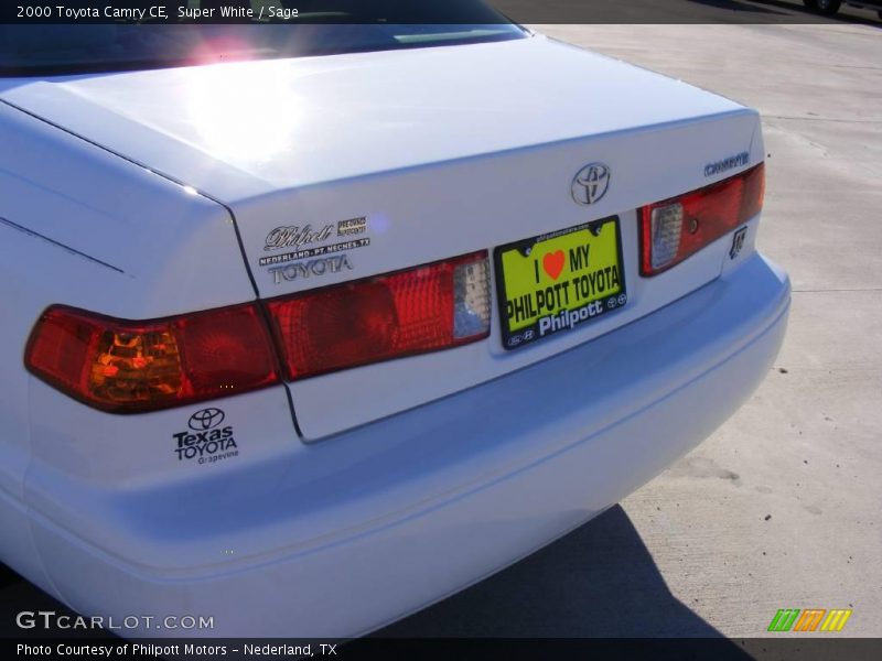 Super White / Sage 2000 Toyota Camry CE