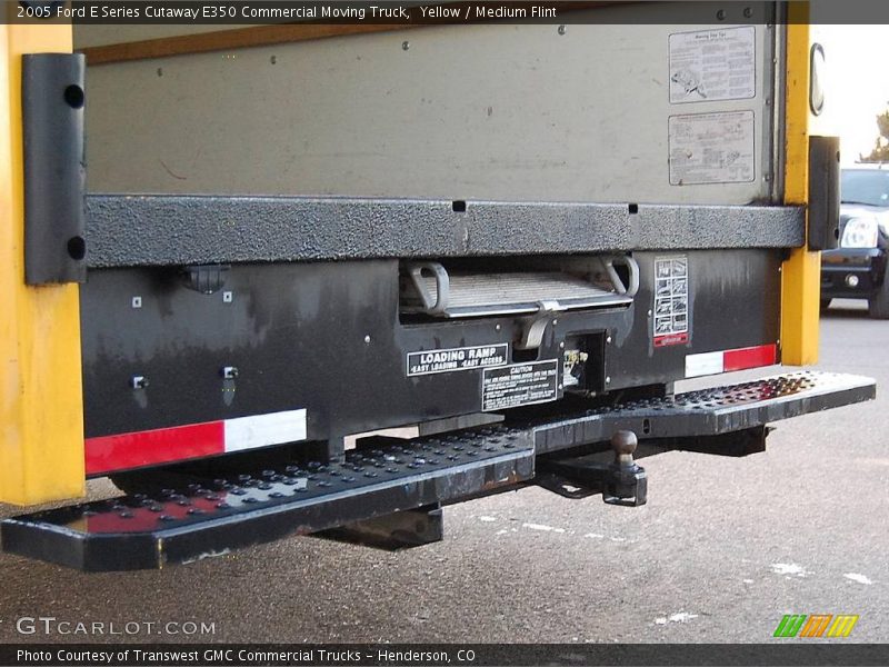 Yellow / Medium Flint 2005 Ford E Series Cutaway E350 Commercial Moving Truck