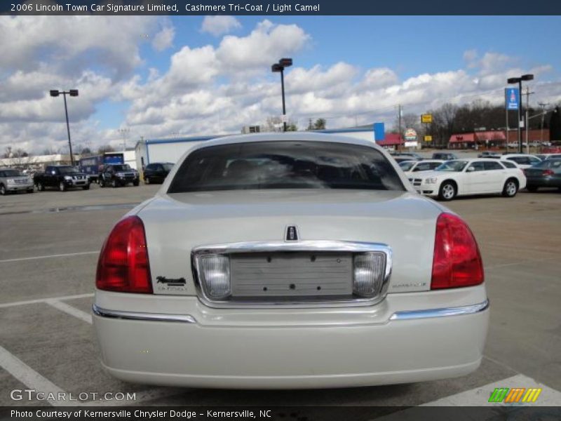 Cashmere Tri-Coat / Light Camel 2006 Lincoln Town Car Signature Limited