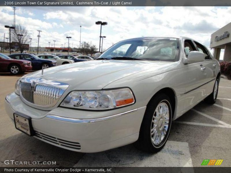 Cashmere Tri-Coat / Light Camel 2006 Lincoln Town Car Signature Limited