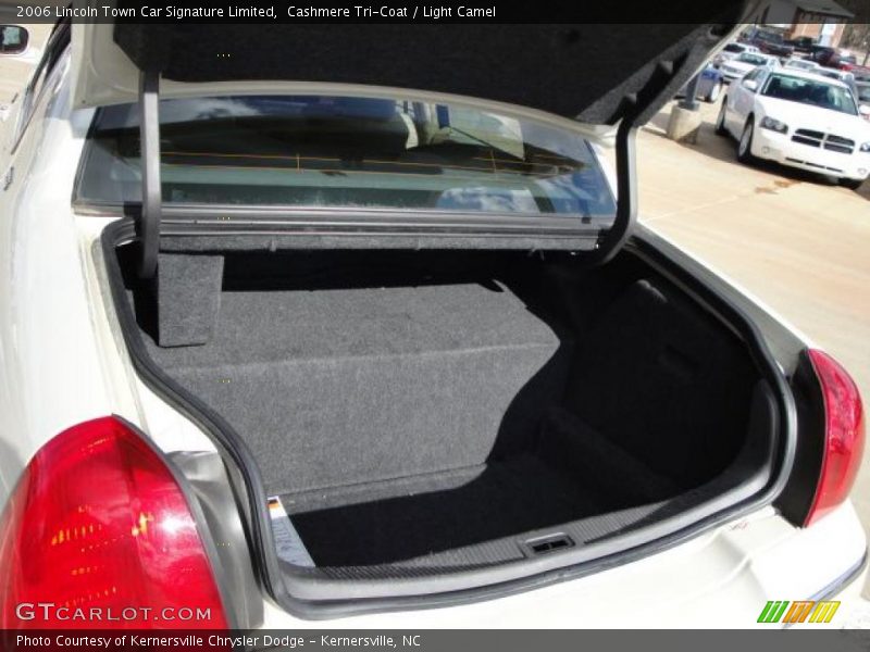 Cashmere Tri-Coat / Light Camel 2006 Lincoln Town Car Signature Limited